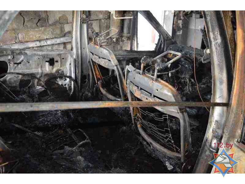В Новогрудке автомобиль сгорел в гараже из-за неудачного ремонта