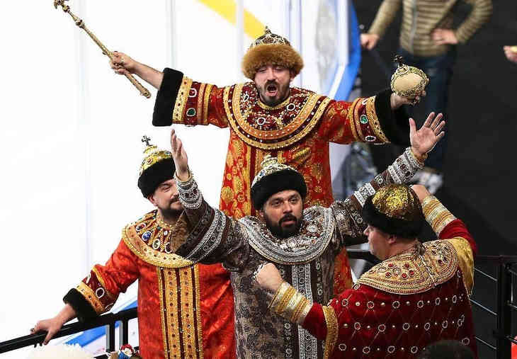 Во время хоккейного матча с Канадой за Россию болела группа царей