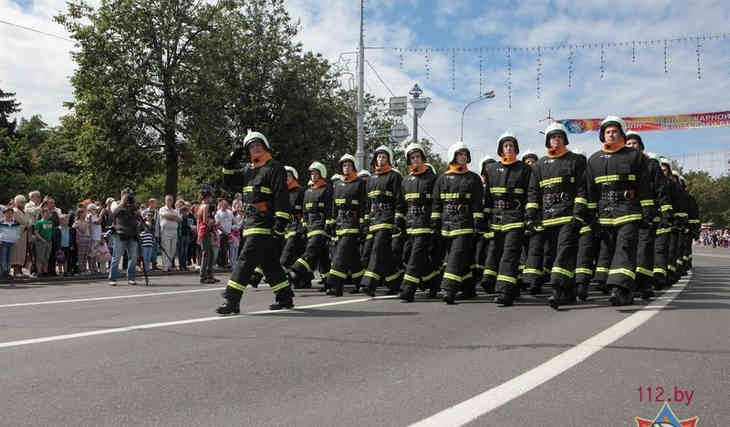 Ко Дню пожарной службы в Минске прошел парад спасателей и техники МЧС