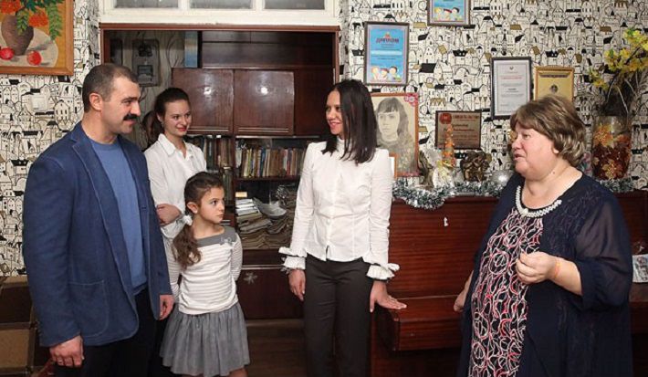 Виктор Лукашенко пообещал многодетной семье из Кличева африканского страуса