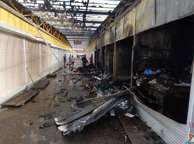 В пожаре на рынке в Орше сгорели 12 торговых павильонов