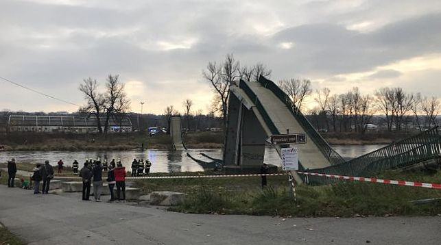 В Праге обрушился мост: первые данные о раненых и фото