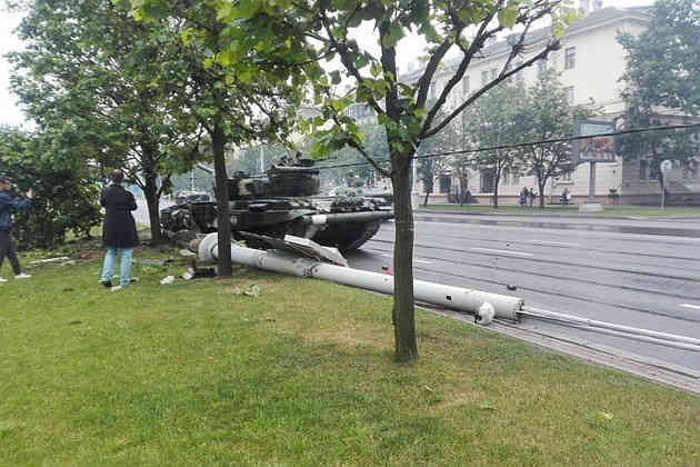На проспекте Независимости в Минске танк снес столб и дерево