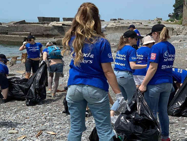 Ольга Бузова убрала мусор на пляже в Сочи