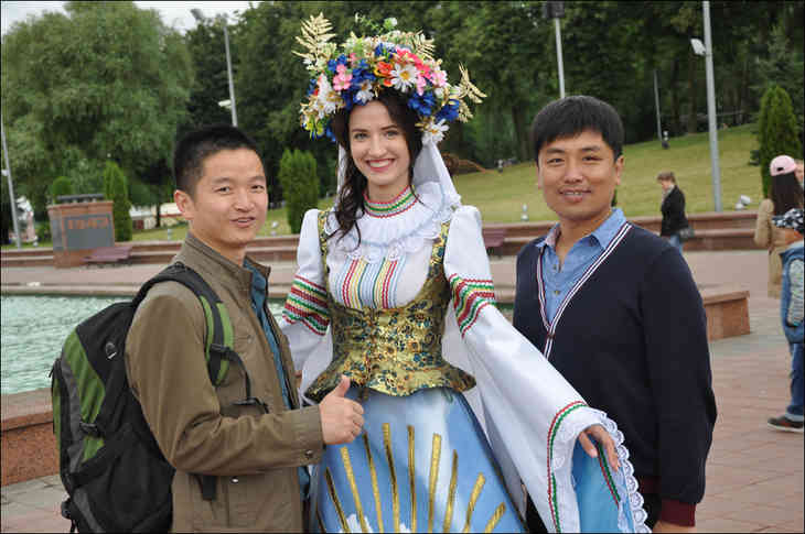 Брюнетка, сидевшая рядом с Лукашенко на концерте, возглавила шествие на День молодежи в Витебске