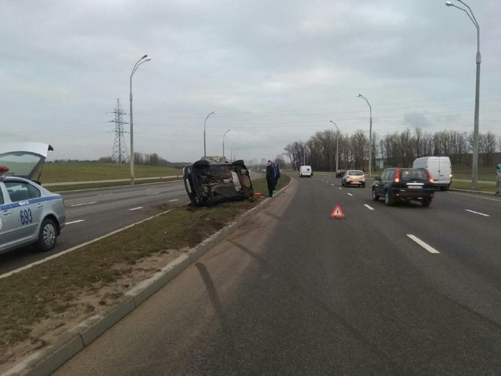 Пьяный водитель перевернулся на Ford в Минске из-за лопнувшего колеса