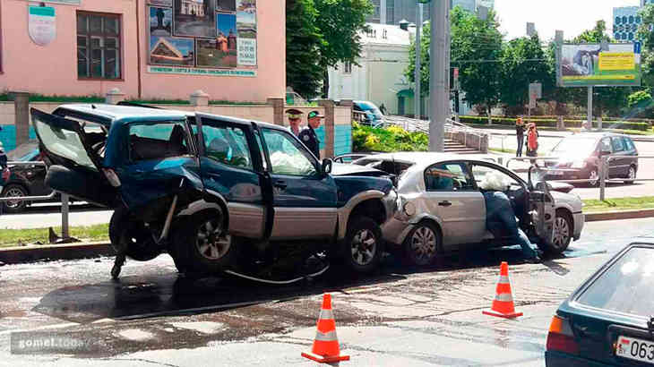 Крупная авария с участием 4 авто в Гомеле — фото, видео