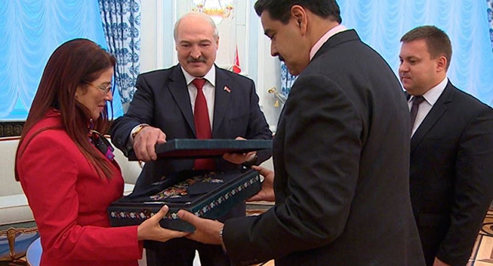 Лукашенко подарил жене Мадуро комплект столового белья