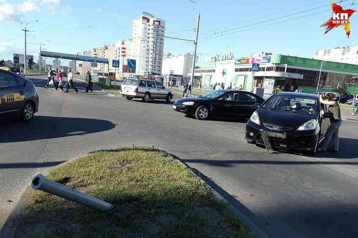 Фотофакт: в Гомеле женщина-водитель снесла дорожный знак около гипермаркета