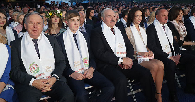 Фотозагадка: во время Купалья рядом с Лукашенко сидела молодая брюнетка