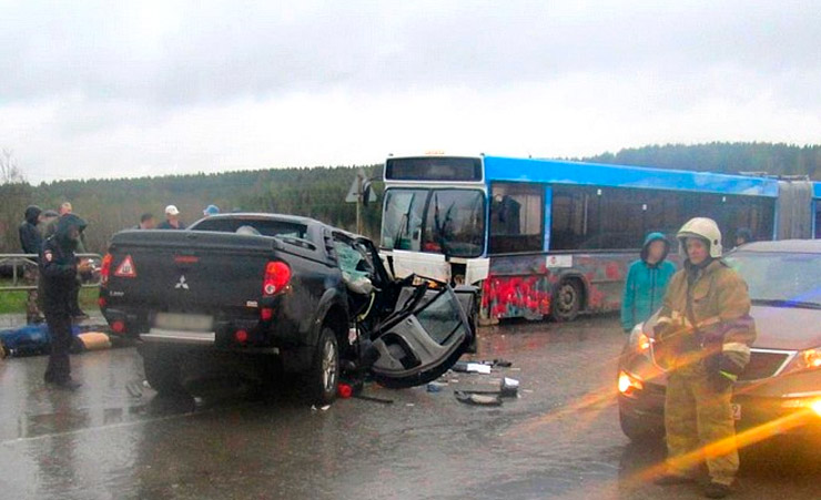 Гомельчане на пикапе Mitsubishi L200 попали в страшное ДТП в России: трое погибли, четверо ранены