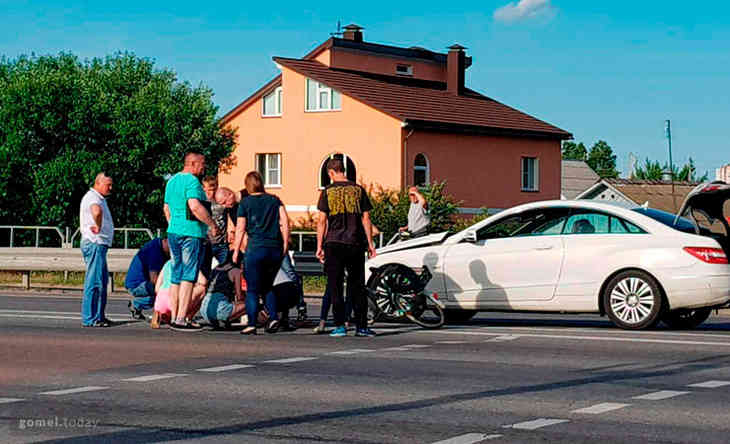 Фотофакт: на повороте в Ченки Mercedes сбил велосипедиста