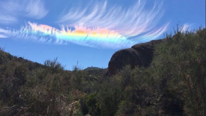В Калифорнии бегун запечатлел в небе необычную «огненную радугу»‍