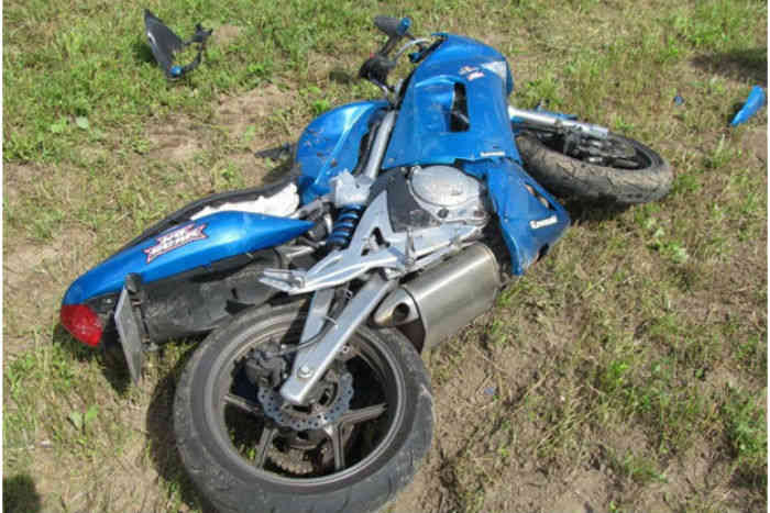 В Клецком районе мотоциклист врезался в тюк сена на поле и погиб