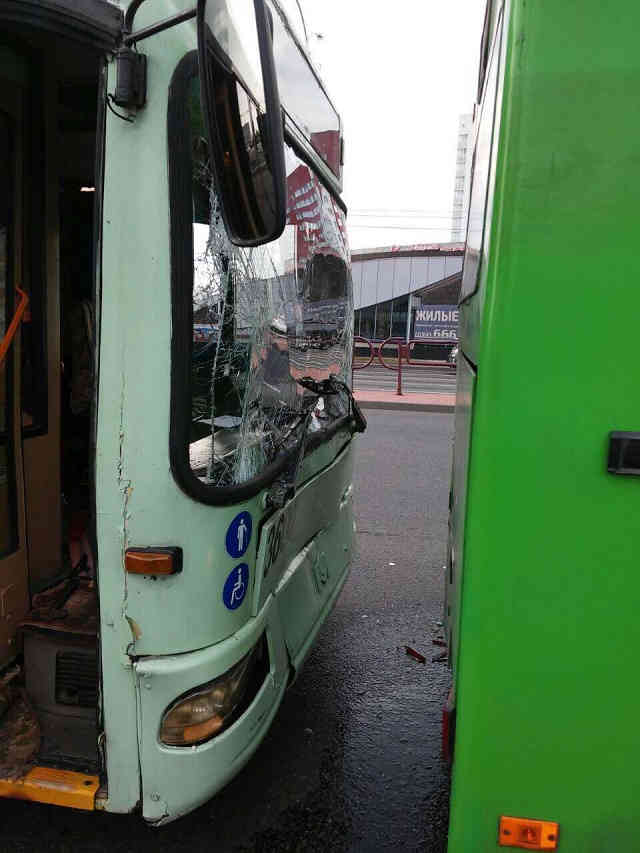 ДТП в Минске: столкнулись автобус и троллейбус, пострадал пассажир