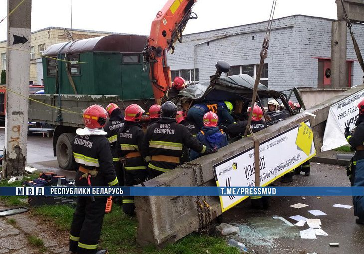 Невероятное спасение. В Бресте бетонная опора рухнула на кабину грузовика, где были два человека