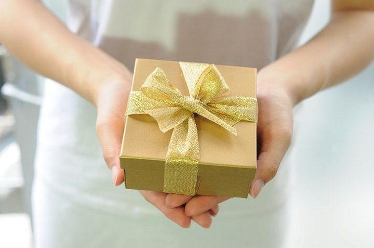 Дочь попросила отца подарить ей на Рождество $4 тысячи и 25 подарков