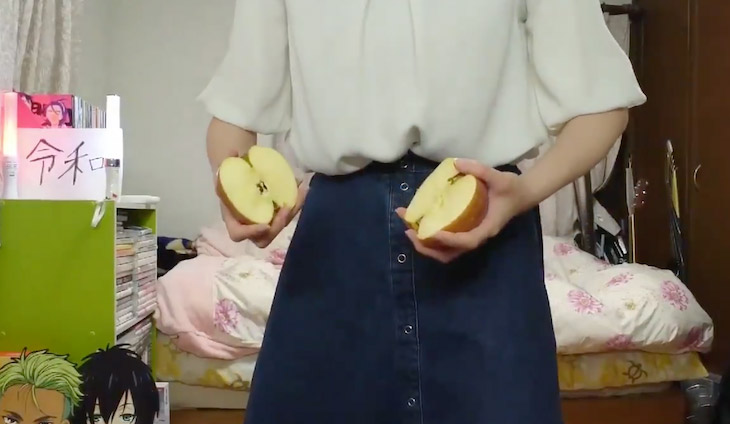 Девушка поразила пользователей Сети трюком с яблоком