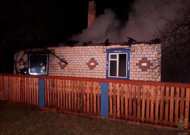 В Гомеле наградили пожарного, который в свой выходной спас семью из горящего дома