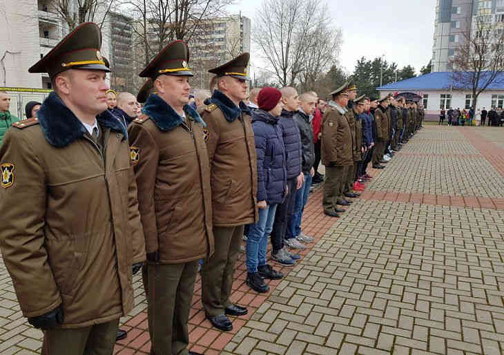В Беларуси началась отправка новобранцев в армию: служить пойдут 12 тысяч человек