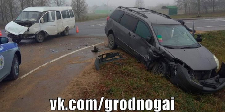Под Гродно женщина на Toyota врезалась в маршрутку и вылетела в кювет