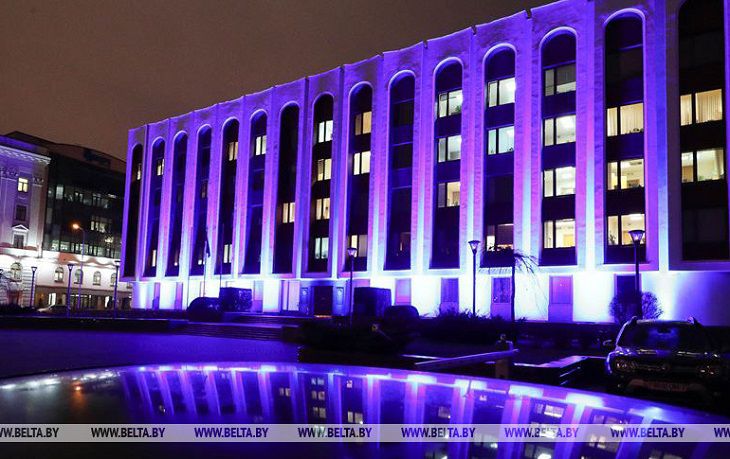 Здание МИД Беларуси подсветили синим цветом в честь Всемирного дня ребенка