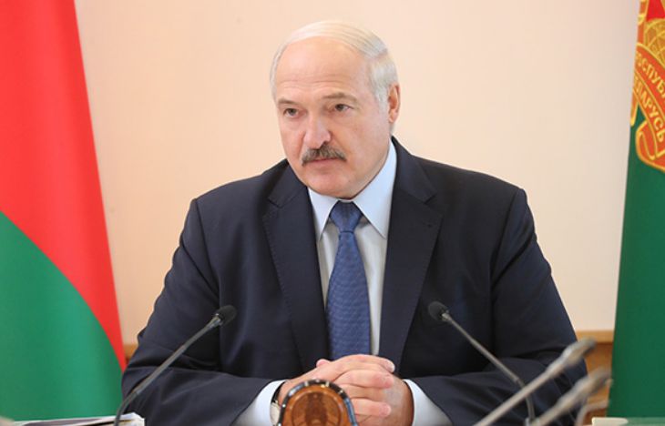 Лукашенко наградил медалью милиционера, который спас 70-летнего пенсионера на пожаре