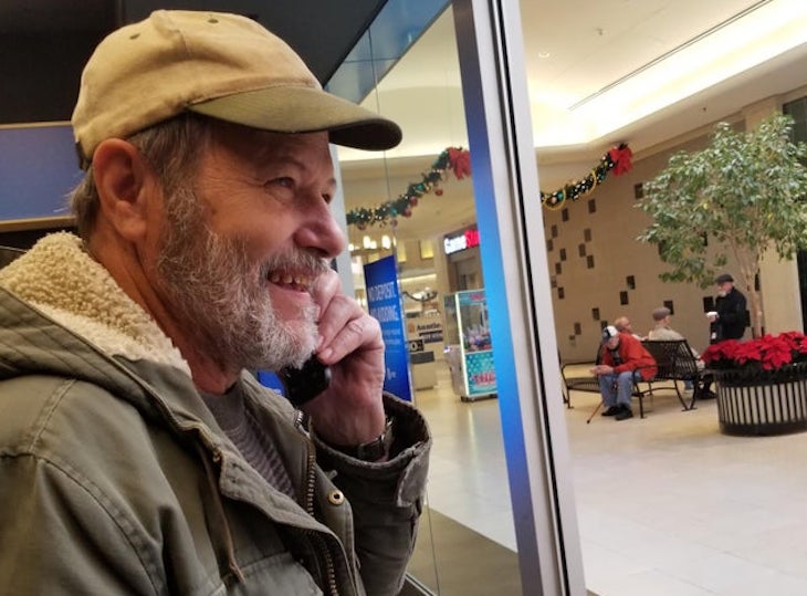 История, которая довела всех до слез. Старик впервые в жизни взял в руки мобильник мужчина