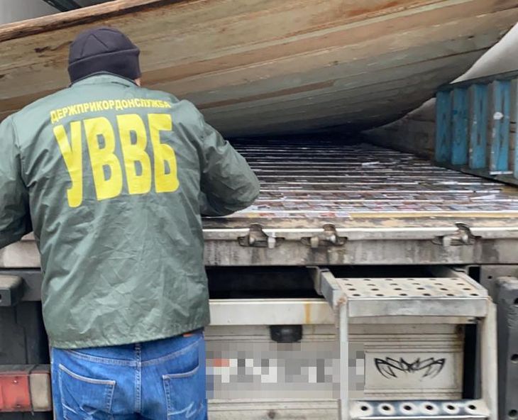 Украинцы бензопилой и болгаркой вырезали контрабанду из грузовика белоруса