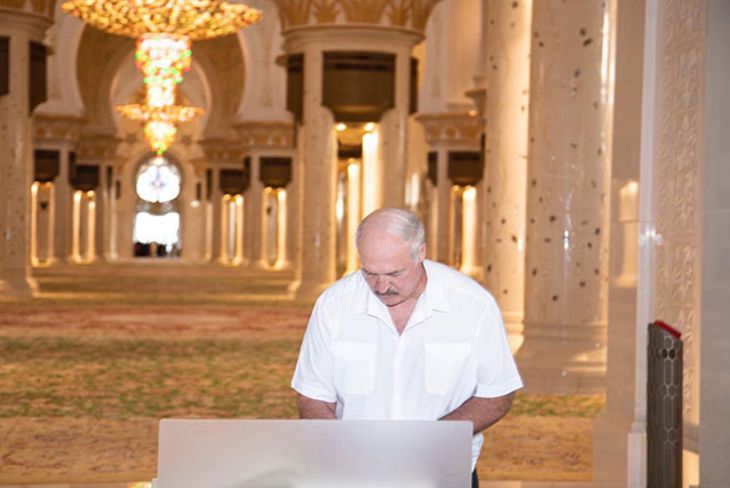 Перед отъездом из ОАЭ Лукашенко посетил Большую мечеть в Абу-Даби