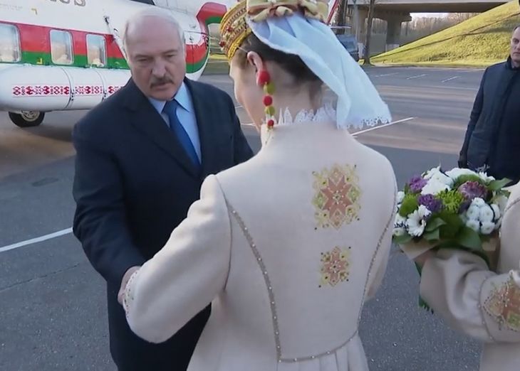 Лукашенко оценил пальто девушек, встречающих его в Витебске