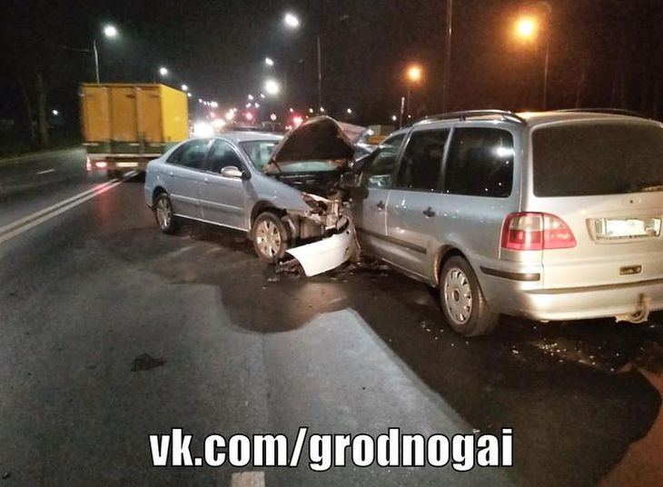 Серьезная лобовая авария в Гродно: обоих водителей увезли на «скорой»