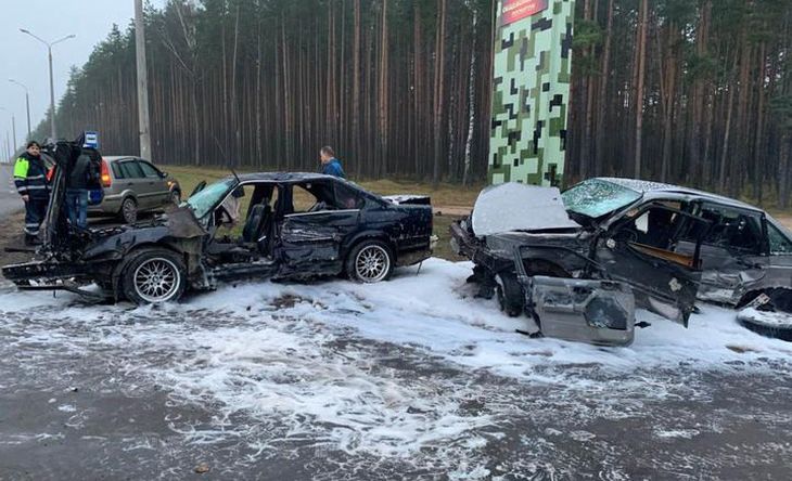 В Борисове BMW влетел в пропускавший его Volkswagen: три человека пострадали В Борисове BMW влетел в пропускавший его Volkswagen: три человека пострадали