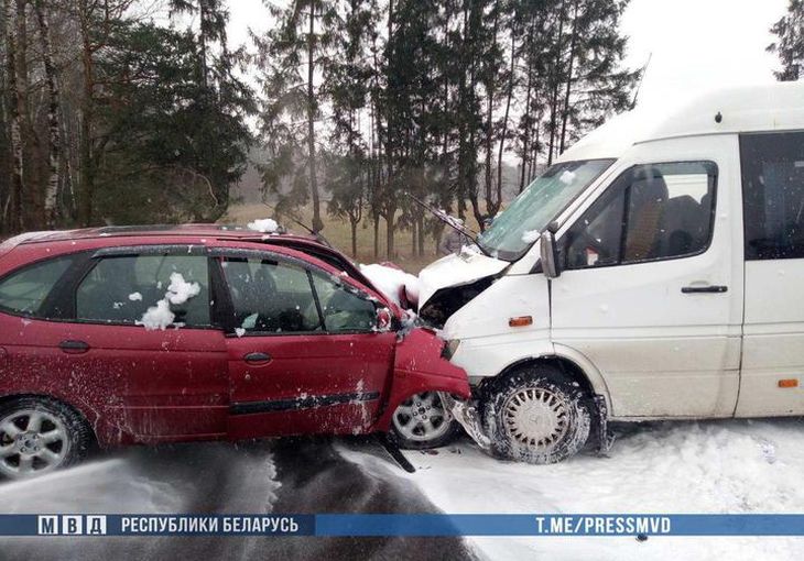 Жесткая авария под Молодечно: столкнулись маршрутка и Renault, девять пострадавших