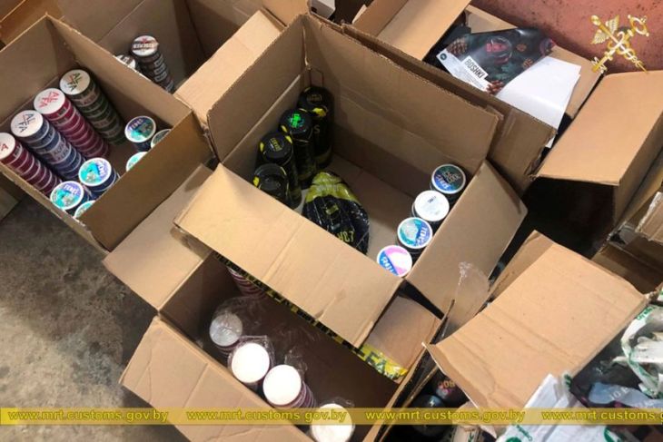 Таможенники Минска изъяли 7,5 тыс. банок снюса у 19-летнего парня 