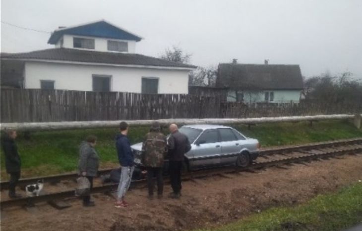 В Осиповичском районе водитель попытался проехать по железнодорожным путям. Не получилось