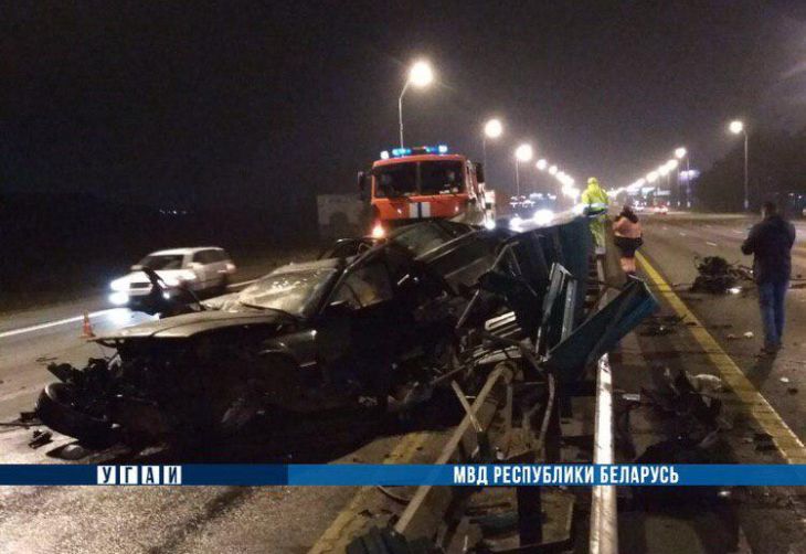 Жуткая авария на МКАД: BMW влетел в отбойник, есть пострадавшие Жуткая авария на МКАД: BMW влетел в отбойник, есть пострадавшие