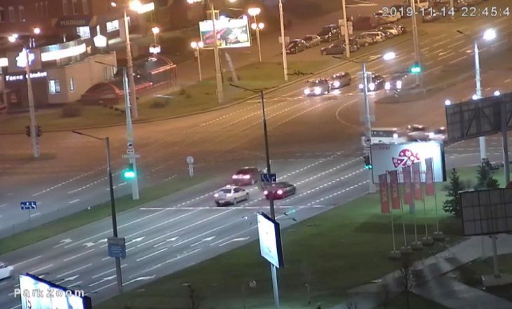 В Минске пьяный водитель устроил ДТП, проехав на красный. Авария попала на видео