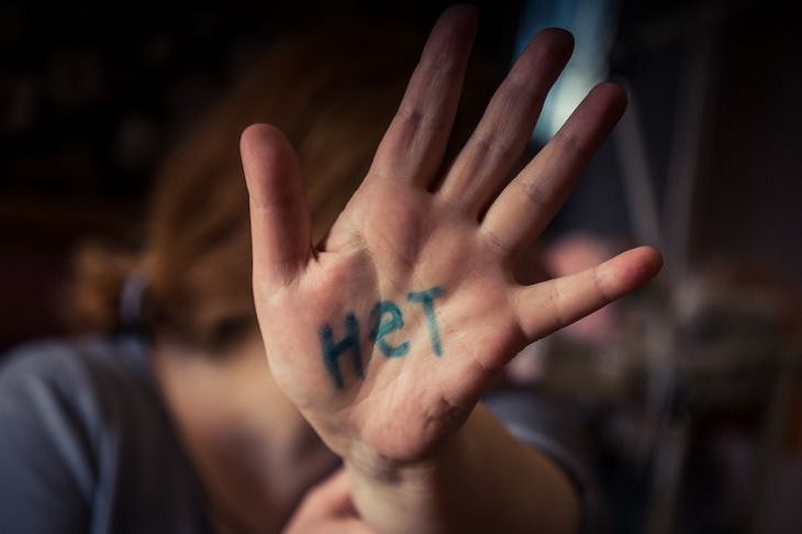 Сломал ребро и палец, душил, грозил убить. Раскрыты подробности истязаний жены и маленького сына жителем Витебска