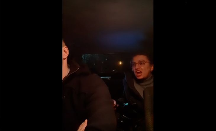 В Гомеле женщина угрожала водителю, который предложил ей вызвать машину с детским креслом