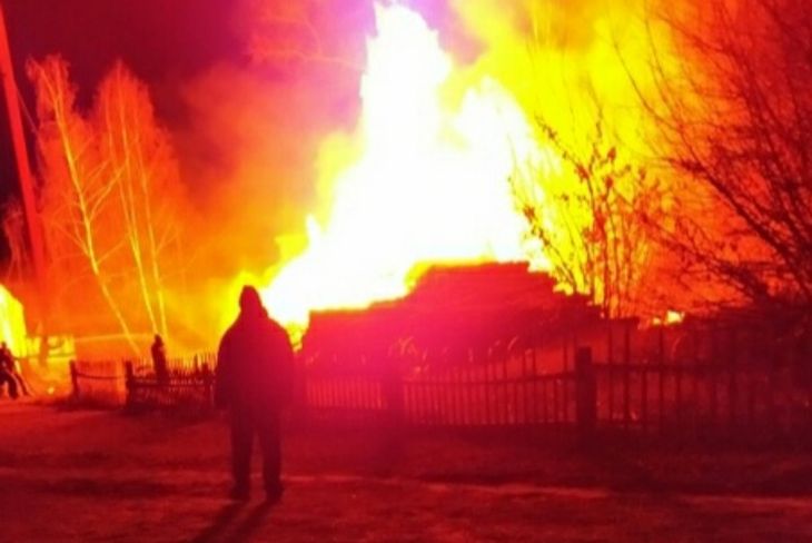 Мощное пламя: В Гомельском районе на территории школы произошел пожар