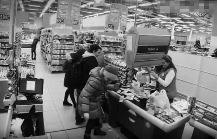 Покупатели гипермаркета увидели денежный фонтан из кассы