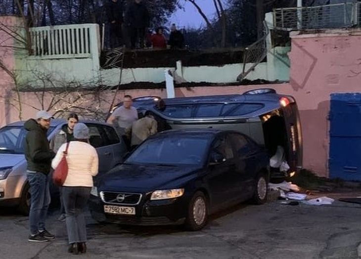 В Минске съехавший с автостоянки BMW упал на другую парковку
