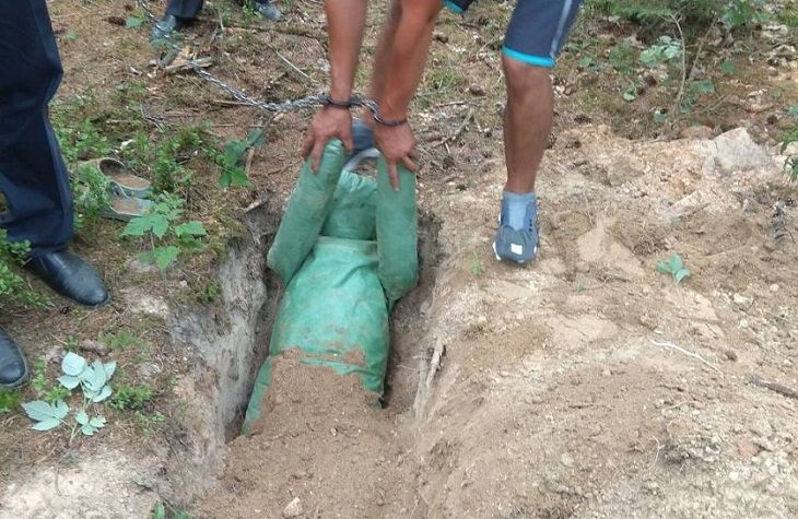 Вывезли в лес и заставили копать могилу. В Дзержинском районе двух парней и девушку будут судить за похищение и вымогательство