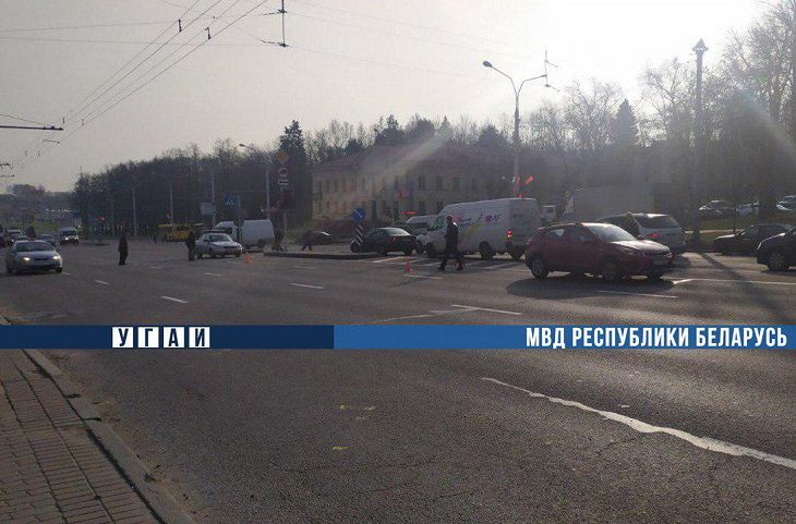В Минске 13-летняя девочка перебегала дорогу на красный и попала под машину