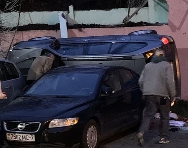 В ГАИ Минска рассказали, как BMW X5 упал с одной парковки на другую