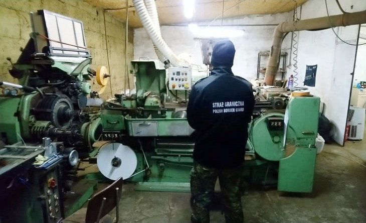В Польше арестовали троих белорусов: они организовали подпольную табачную фабрику