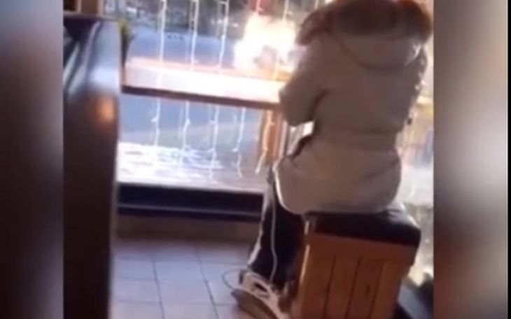 «Зато точно выключила»: В России девушка выгуливала утюг