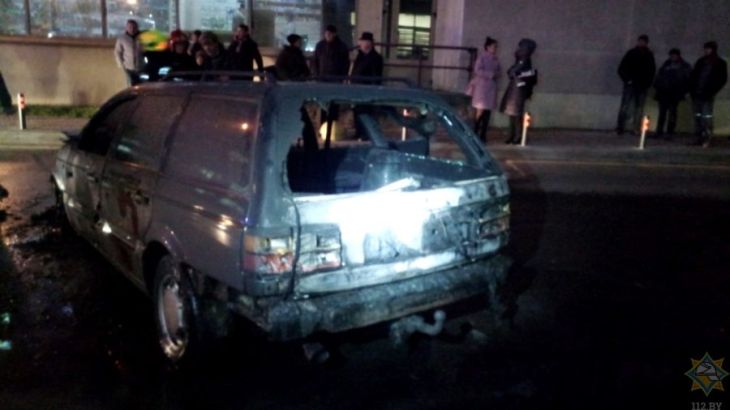 В Минске рядом с Немигой в вечерний час пик загорелась машина В Минске рядом с Немигой в вечерний час пик загорелась машина