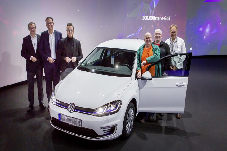 Volkswagen выпустил 100-тысячный экземпляр электрического e-Golf Volkswagen выпустил 100-тысячный экземпляр электрического e-Golf